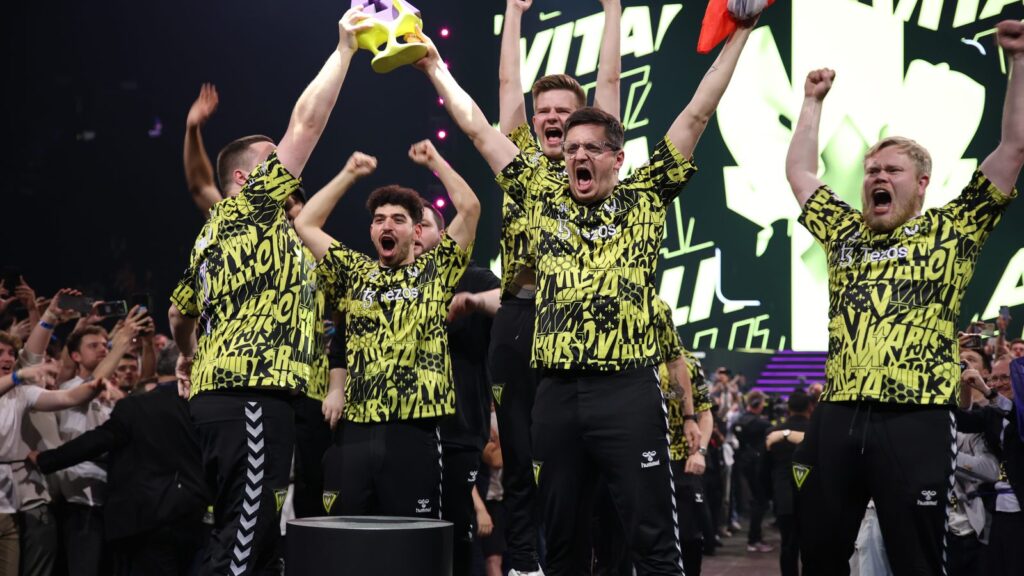 Team Vitality avec le trophée du BLAST Paris Major 2023