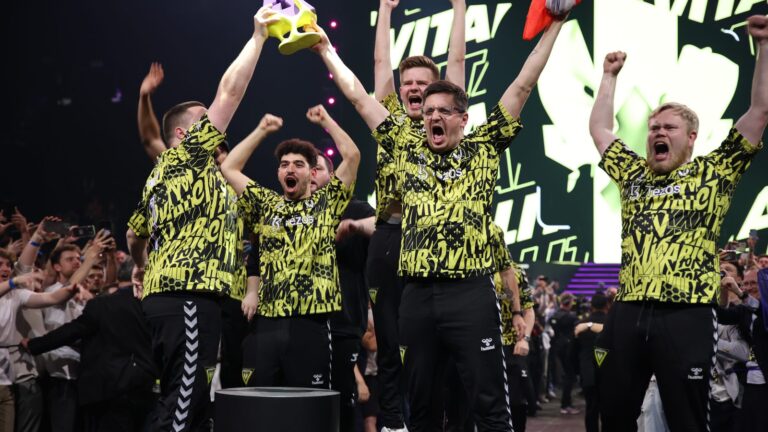 Team Vitality avec le trophée du BLAST Paris Major 2023